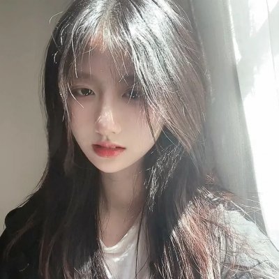 落在她身边